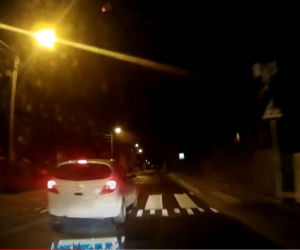 Nocna agresja kierowcy w Toruniu. Zdjęcia z kamery samochodowej poszkodowanego