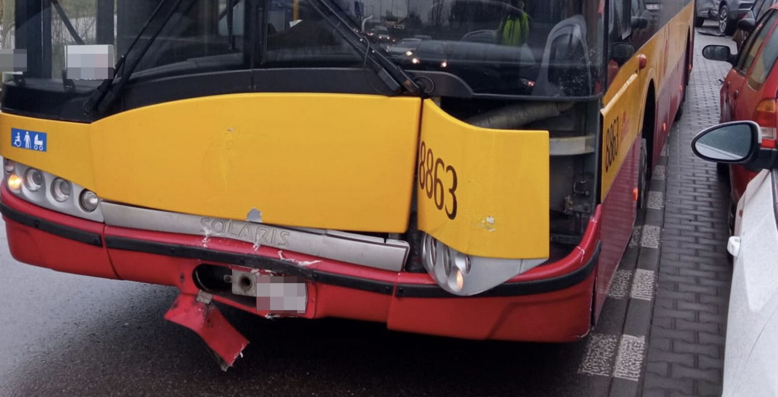 Wypadek na Białołęce. Autobus miejski skasował cztery samochody! Do szpitala trafiło 7-letnie dziecko