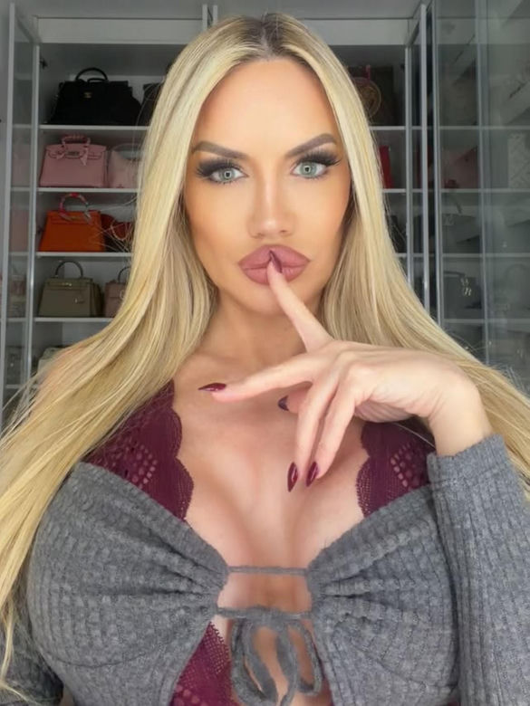 Była pierwszą nieoficjalną Miss Mundialu. Tak wygląda seksowna „matka chrzestna”