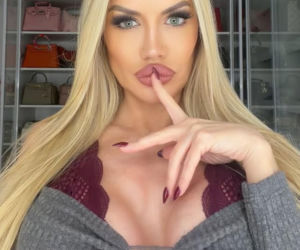 Była pierwszą nieoficjalną Miss Mundialu. Tak wygląda seksowna „matka chrzestna”