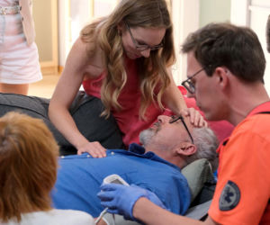 M jak miłość odc. 1901. Sylwia (Hanna Turnau), Adam Werner (Jacek Kopczyński), pani Ola (Ewa Kolasińska)