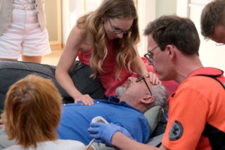 M jak miłość odc. 1901. Sylwia (Hanna Turnau), Adam Werner (Jacek Kopczyński), pani Ola (Ewa Kolasińska)