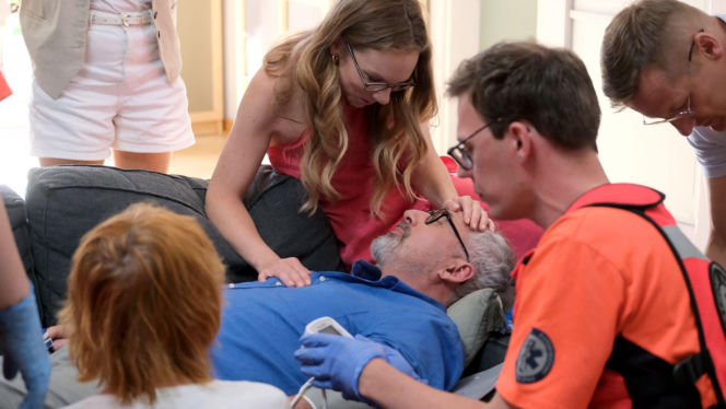 M jak miłość odc. 1901. Sylwia (Hanna Turnau), Adam Werner (Jacek Kopczyński), pani Ola (Ewa Kolasińska)