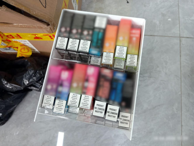 9 osób zatrzymanych, w tym 6, wobec których wszczęto procedurę wydalenia z Polski - to bilans akcji policji w centrum handlowym w Wólce Kosowskiej