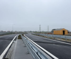 Na autostradzie A2 na wschód od Warszawy prace idą pełną parą, zarówno w dzień, jak i po zmroku