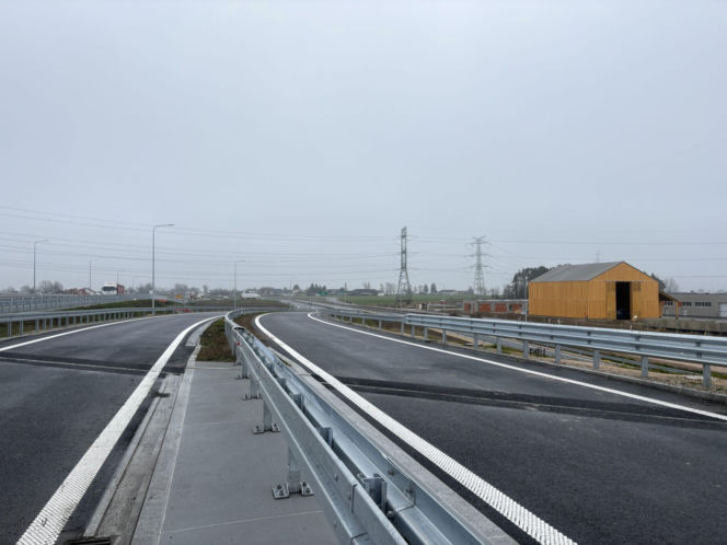 Na autostradzie A2 na wschód od Warszawy prace idą pełną parą, zarówno w dzień, jak i po zmroku