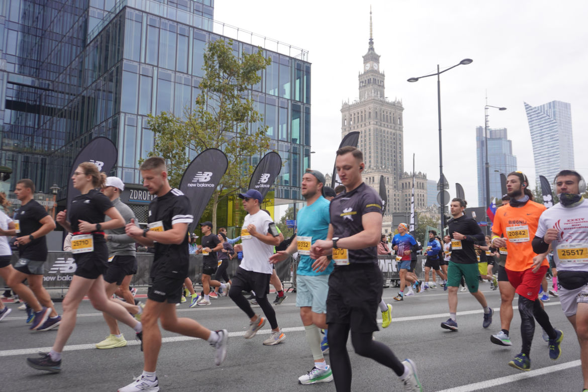 Uczestnicy biegu Nice To Fit You Warszawska Dycha 2025 na trasie