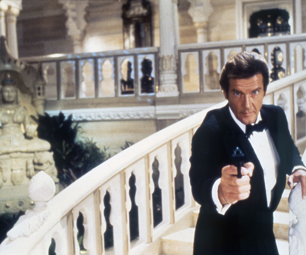 ROGER MOORE.