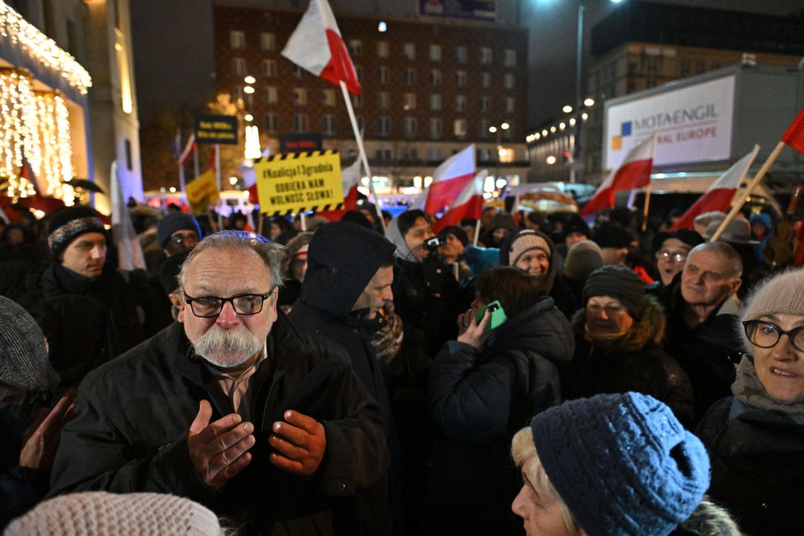 Kolejny dzień protestu przed siedzibą TVP