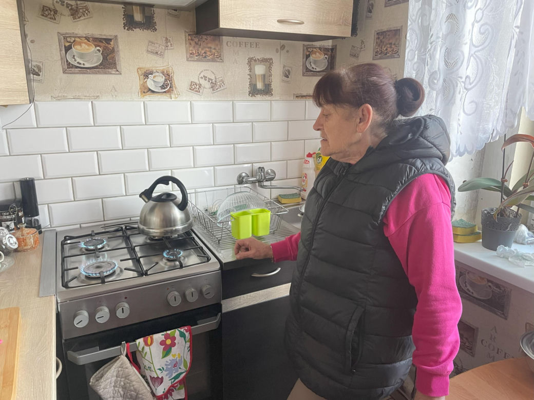Dramat 67-letniej pani Basi. W mieszkaniu ma 14 stopni, ogrzewa się kuchenką gazową!