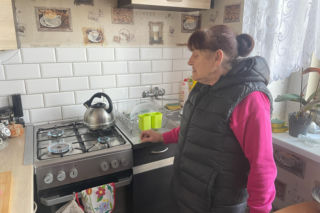 Dramat 67-letniej pani Basi. W mieszkaniu ma 14 stopni, ogrzewa się kuchenką gazową!