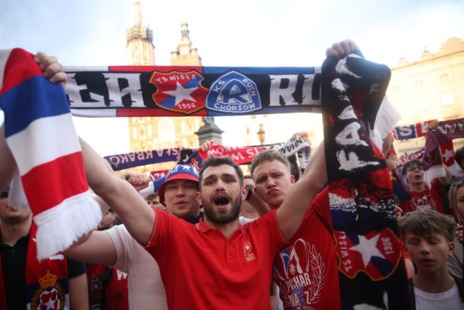 Dramat podczas fety Wisły Kraków. 11-latka trafiona petardą trafiła do szpitala