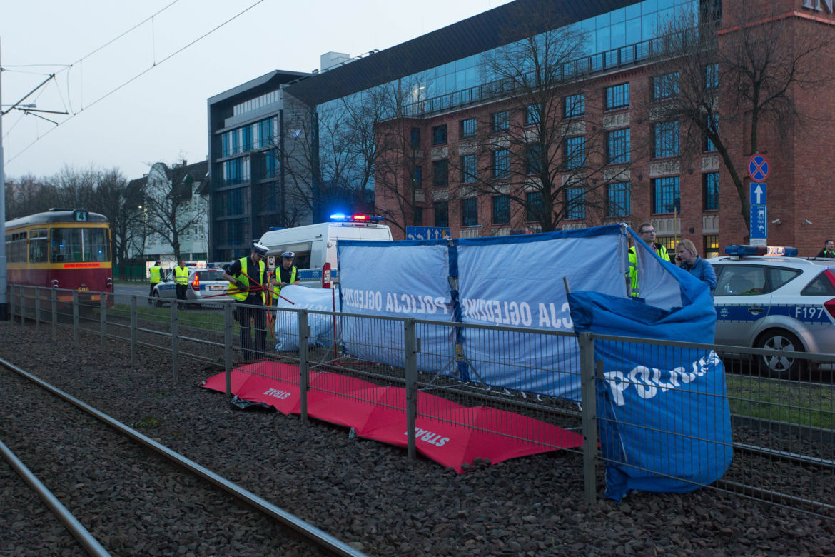 8-LATKA WPADŁA POD TRAMWAJ