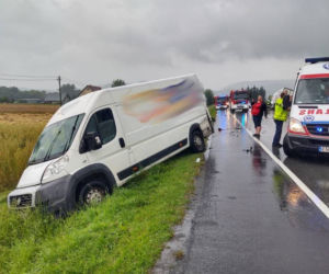 Łososina Dolna. Zderzenie dwóch dostawczaków. Ciężarówka chciała je minąć i skończyła w rowie