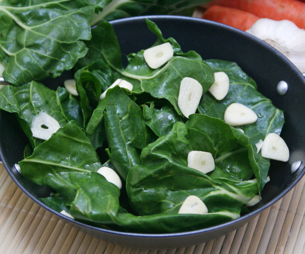 liscie-mangolda-z-czosnkiem-i-feta-pomysl-na-szybkie-cieple.jpg