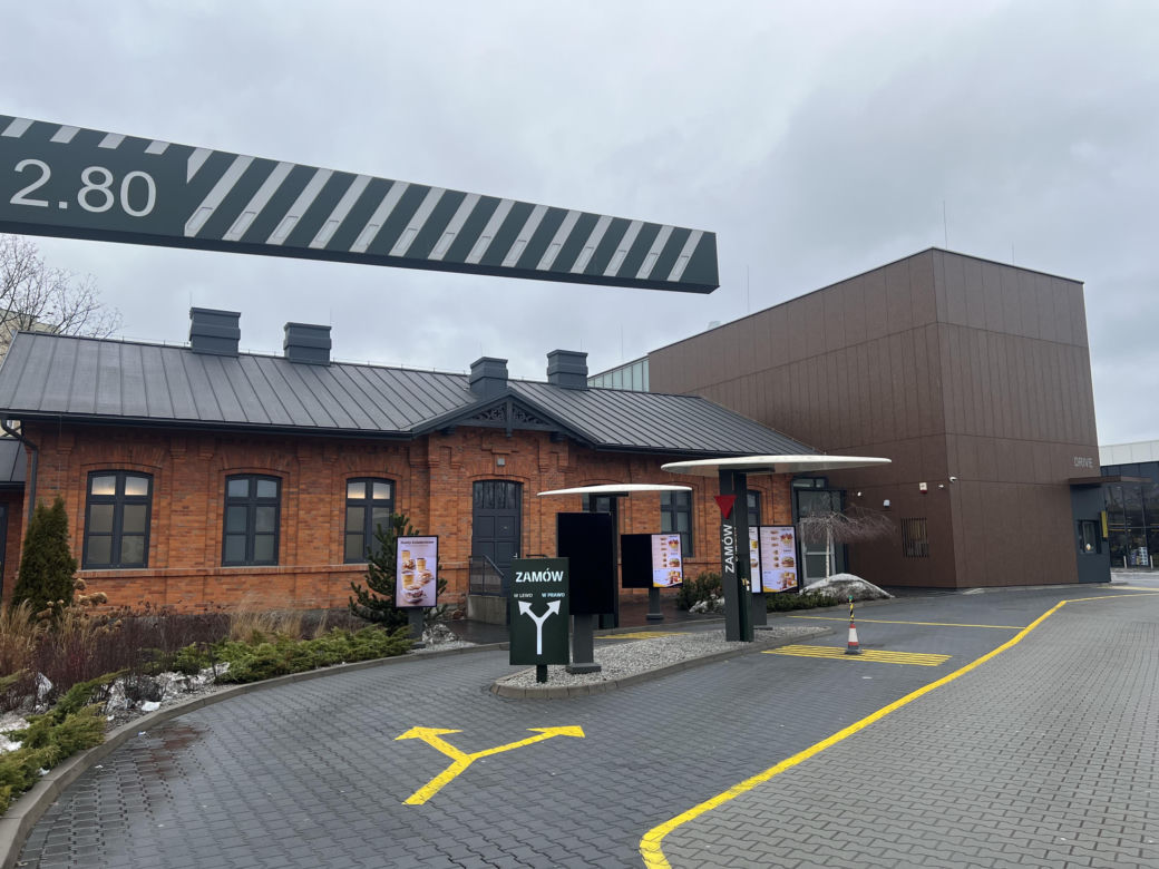 Nietypowy McDonald's przy ul. Radzymińskiej w Warszawie