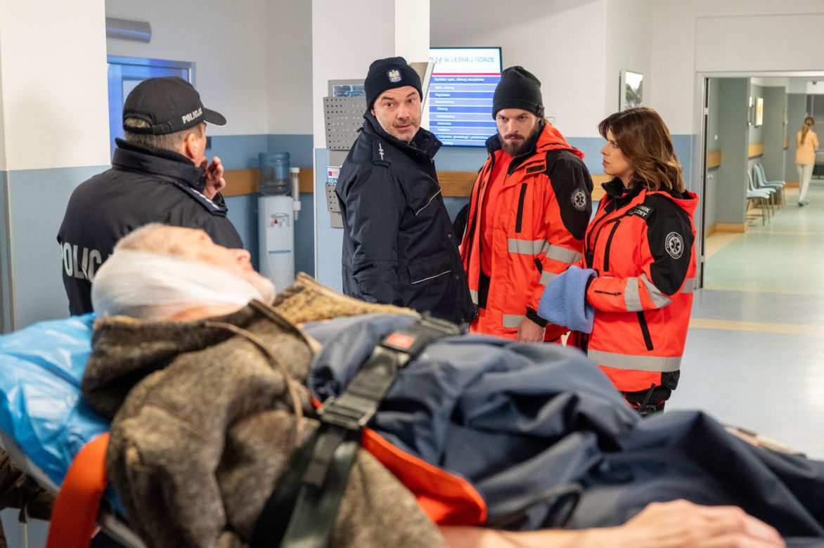 Na sygnale, odc. 720. Romek (Izydor Łobacz), Martyna (Monika Mazur), policjant (Piotr Szejn), Biały (Grzegorz Kowalczyk)