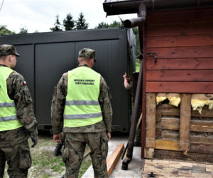Powódź: terytorialsi pomogli pięcioosobowej rodzinie z Trzcinicy. Dostarczyli kontener mieszkalny [ZDJĘCIA]