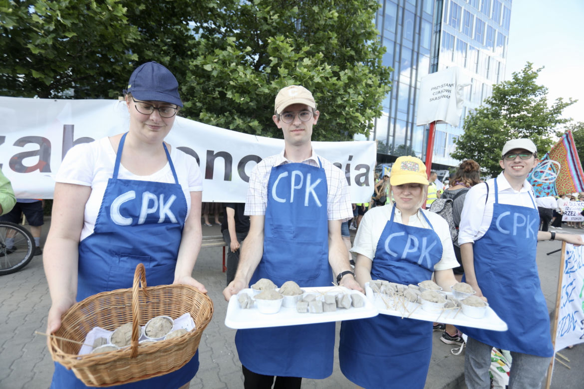 Rolnicy w stolicy przeciwko CPK. Protest przy dworcu zachodnim przed siedzibą spółki