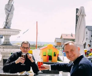 Andrzej Duda za picie piwa i narty został milionerem? Zarobki i emerytura prezydenta