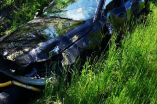 Rozwalił BMW i zwiał piechotą. Podstawę do ucieczki miał solidną