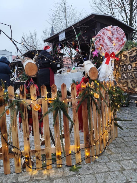 Jarmark Świąteczny w Biskupcu. Na scenie wystąpił zespół Arka Noego [ZDJĘCIA]