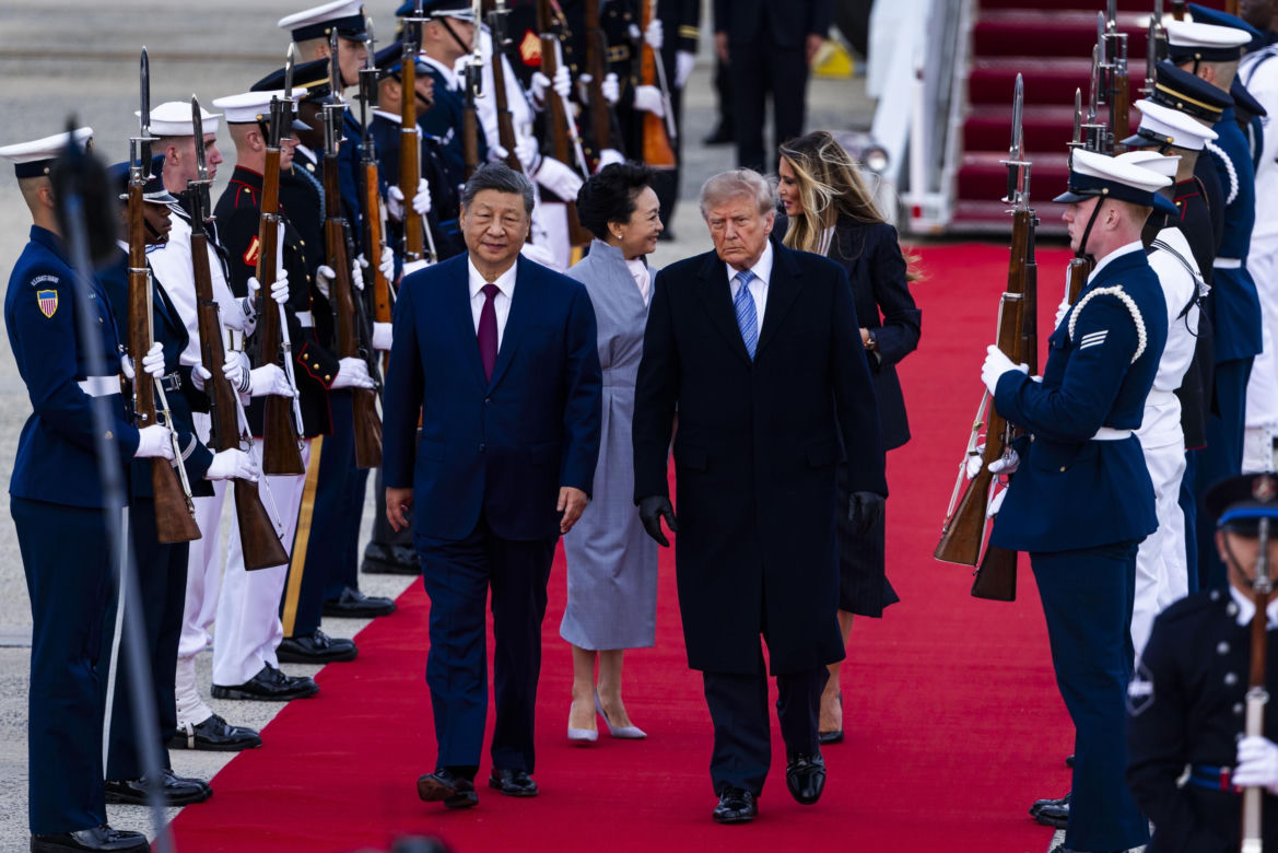 Przywódca Chin przyleciał do USA. Też przeszedł po czerwonym dywanie