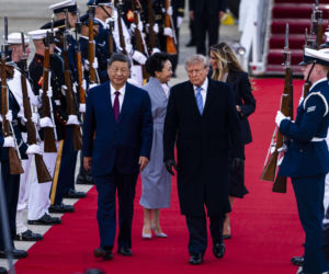 Przywódca Chin przyleciał do USA. Też przeszedł po czerwonym dywanie