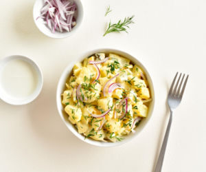 Sałatka ziemniaczana z pieczonym czosnkiem i sosem musztardowym – prosta, ale z charakterem