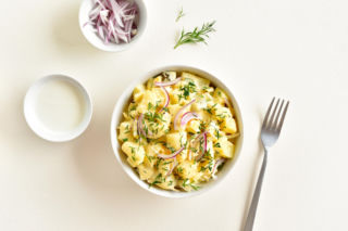 Sałatka ziemniaczana z pieczonym czosnkiem i sosem musztardowym – prosta, ale z charakterem