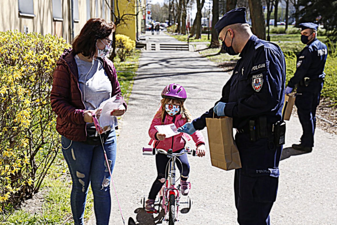 Lublin: Policjanci ROZDAJĄ MASECZKI! Ruszyli pod sklepy i targowiska. „Mamy jeden cel”