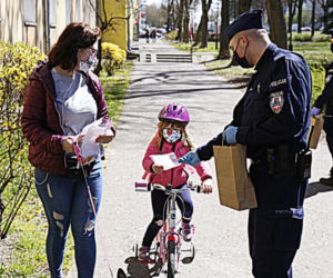 Lublin: Policjanci ROZDAJĄ MASECZKI! Ruszyli pod sklepy i targowiska. „Mamy jeden cel”
