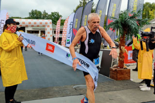 80-letni triathlonista przełamuje granice. Złamany kręgosłup go nie zniechęcił