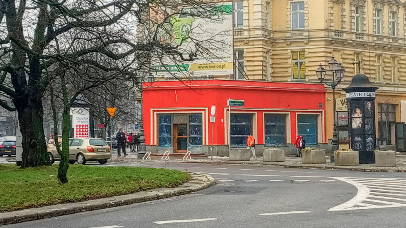Przemalowana fasada pawilonu przy pl. Zgody