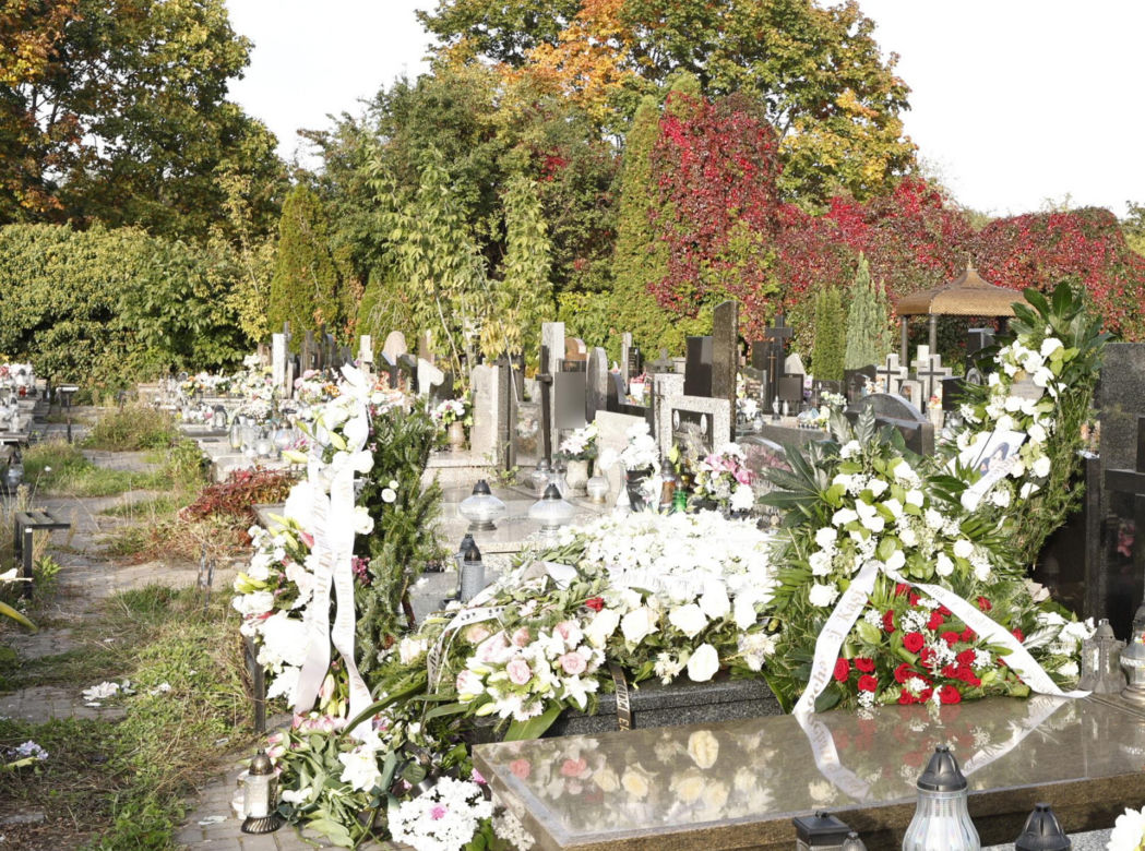 Morze kwiatów na grobie 34-letniej aktorki "Barw szczęścia"