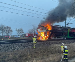 Zderzenie lawety z pociągiem koło Gniezna! Pojazdy stanęły w płomieniach 