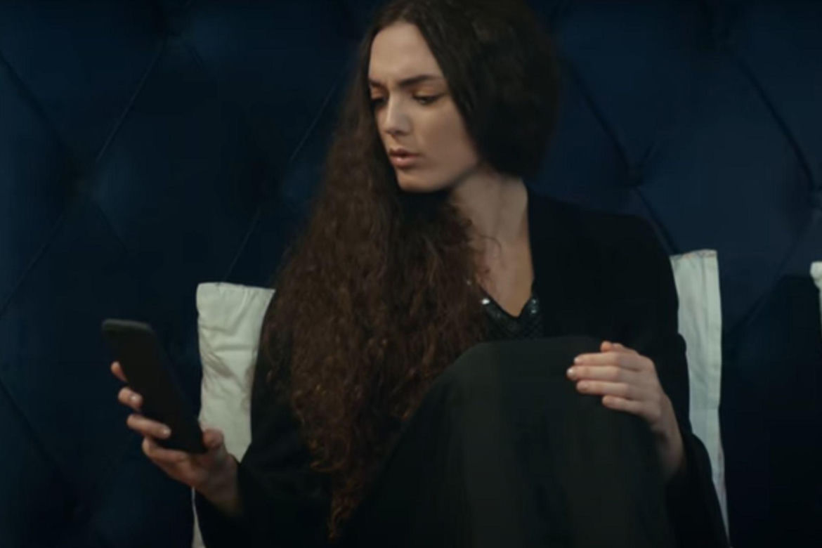 Nana odbiera SMS-a z nieznanego numeru 