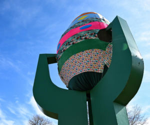 Pomnik Ziemniaka w wielkanocnej odsłonie