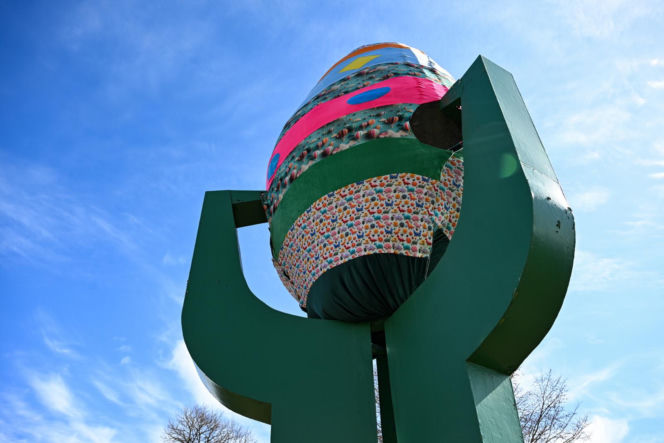 Pomnik Ziemniaka w wielkanocnej odsłonie