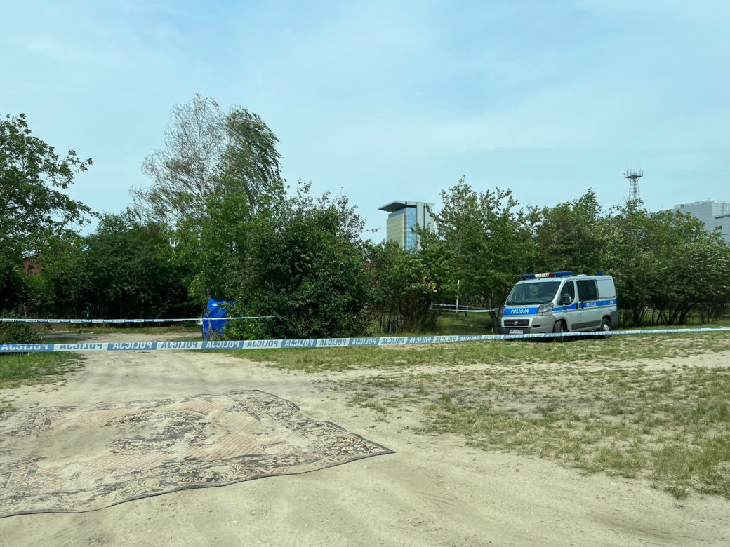 Martwy człowiek przy centrum handlowym w krzakach. Makabra na Pradze-Południe