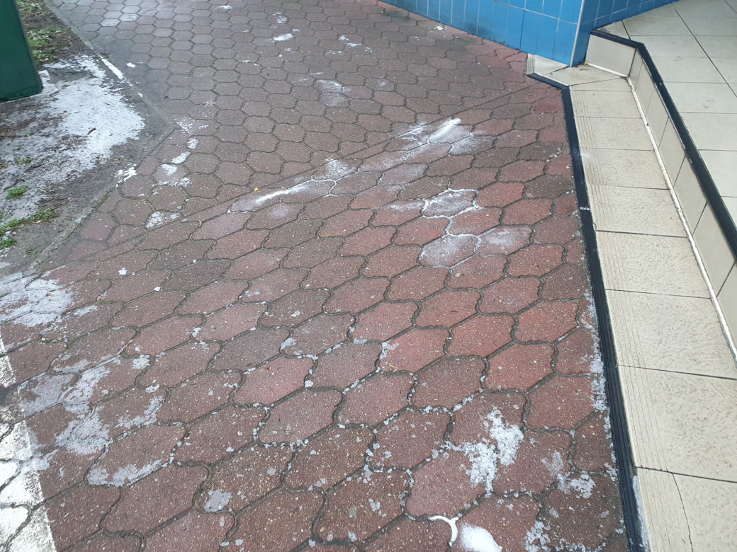 Ślizgawica w Toruniu. Na drogach i chodnikach jest bardzo niebezpiecznie