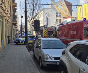 Wbiegli do zadymionej kamienicy, by ratować człowieka. Dramatyczne nagranie z akcji mrozi krew w żyłach