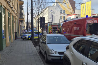 Wbiegli do zadymionej kamienicy, by ratować człowieka. Dramatyczne nagranie z akcji mrozi krew w żyłach