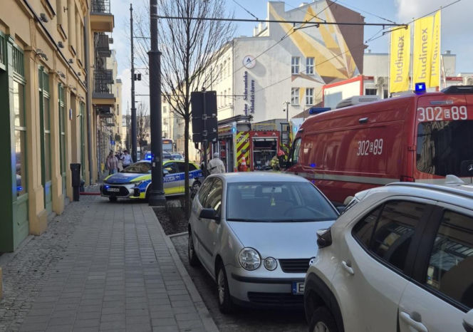 Wbiegli do zadymionej kamienicy, by ratować człowieka. Dramatyczne nagranie z akcji mrozi krew w żyłach