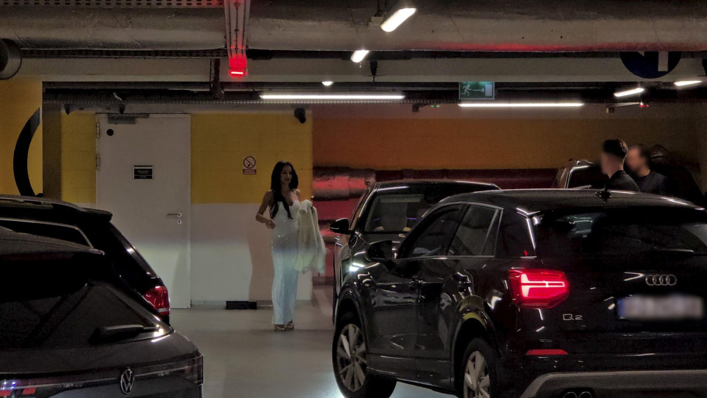 Justyna Steczkowska przemyka po parkingu w otoczeniu ochroniarzy