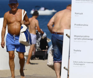 Jan Englert w Sopocie wystawił klatę do słońca