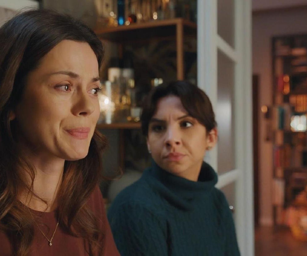 Uśmiechnięta Aneta (Ilona Janyst) i zmartwiona Kasia (Paulina Lasota) z serialu M jak miłość. Aneta odkrywa, że Jakub (Krzysztof Kwiatkowski) jest ojcem córki Kasi, Zosi. Artykuł o tym, jak Aneta pozna tajemnicę Kasi i co dalej, znajdziesz na stronie Super Seriale.