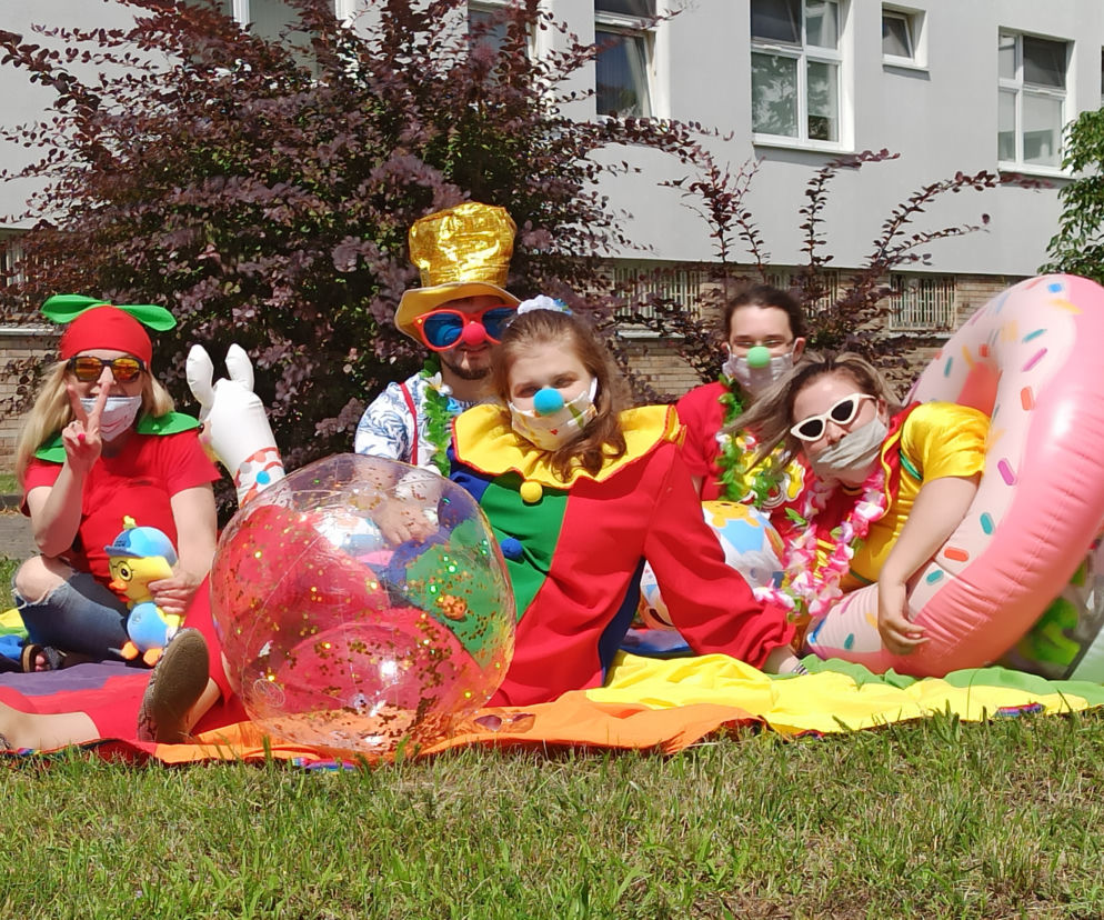 Wolontariusze Fundacji Dr Clown pod oknami szpitala