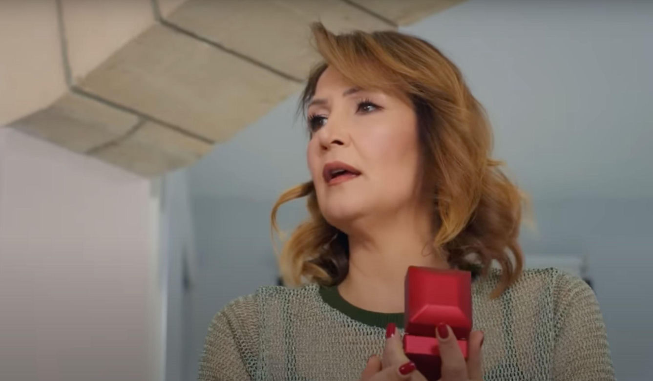 Ege oświadczy się Melis i pomoże Bulentowi, który wda się w bójkę.
