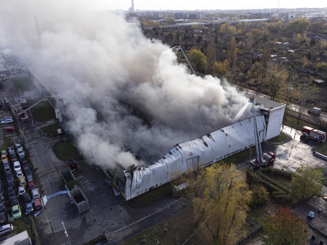 Paliła się hala produkcyjna, kłęby czarnego dymu nad miastem